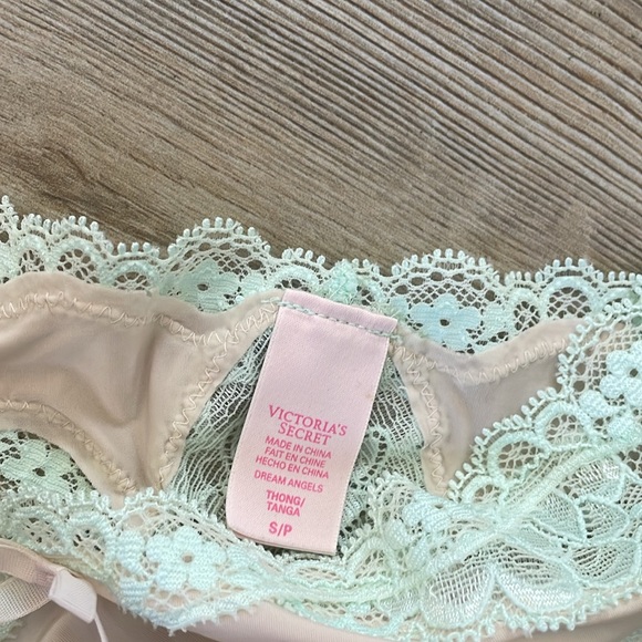 Victoria’s Secret, beautiful bra and panties set. Never been worn. NWOT’s. 🌸 - Picture 2 of 3